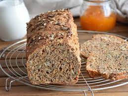 Цільнозерновий хліб з томатом та оливковою олією